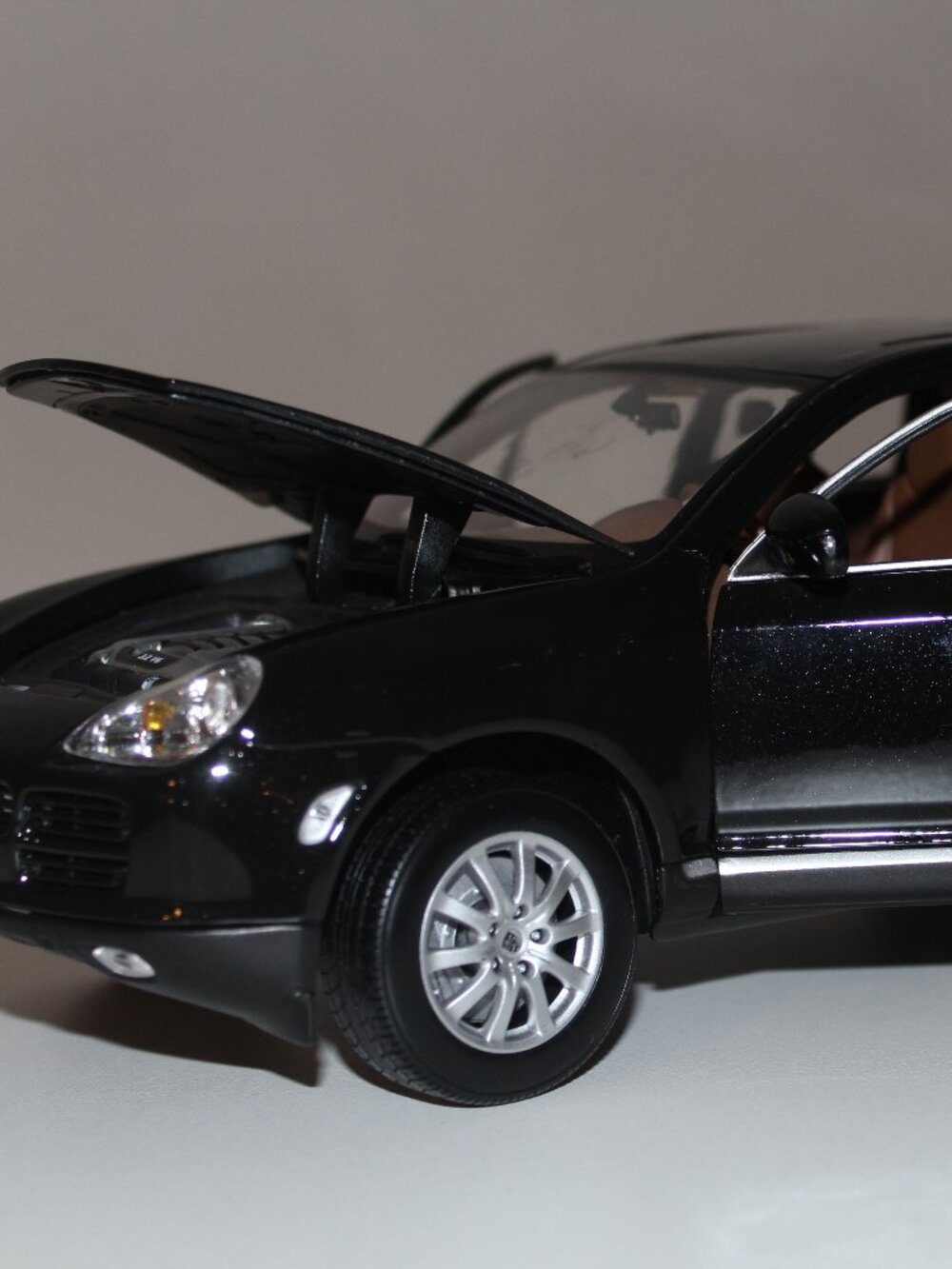 Maisto Porsche Cayenne Base 1:18 Diecast Model SUV Black Brown Interior MINT